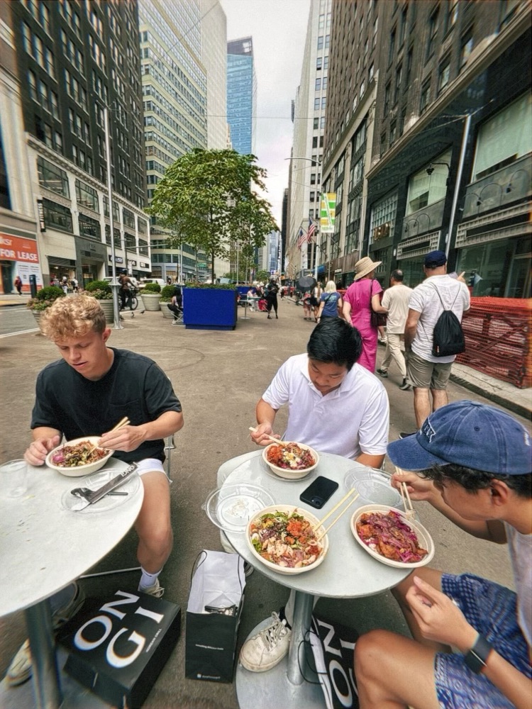 lunch on 6th ave